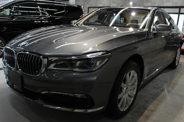 BMW740i マジェリングレーメタリック 左前方