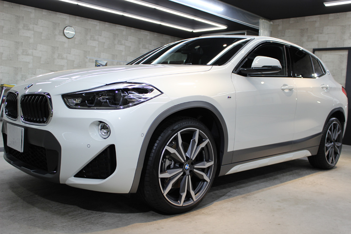 BMW X2 MスポーツX アルピンホワイト 左ホイール