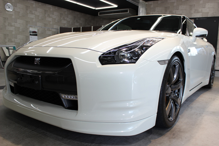 日産 GT-R R35 ホワイトパール フロントバンパー左